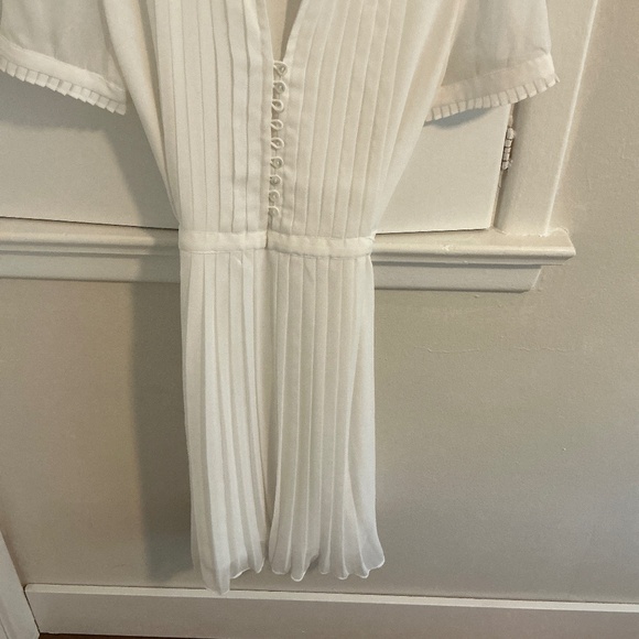 Feminine white Jacob dress knee length, in size small, like brand new condition - Picture 2 of 3